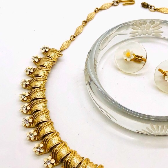 Vintage Jewelry Lot Lucite Bracelet & Flower Necklace - Picture 5 of 16